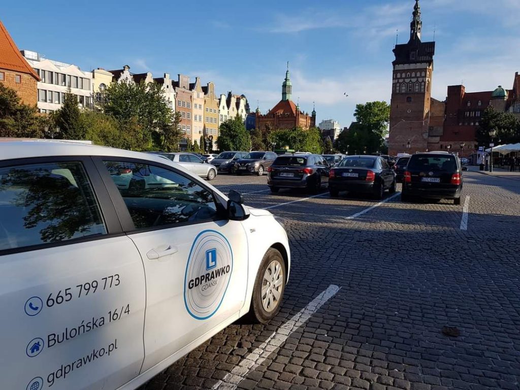 Pojazd stoi na parkingu